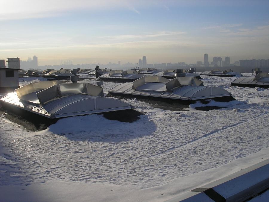 Systeme auf Aufsetzkränzen sind gut erkennbar, solange die Schneelast nicht zu hoch ist. Foto: FVLR Fachverband Tageslicht und Rauchschutz e. V., Detmold