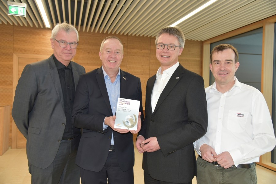 Architekt Günter Schleiff überreichte Urkunde und Plakette der Auszeichnung für den Energy Campus an die Stiebel-Eltron-Geschäftsführer Dr. Nicholas Matten und Dr. Kai Schiefelbein sowie den Leiter Energy Campus, Frank Röder (von links). Foto: Stiebel Eltron