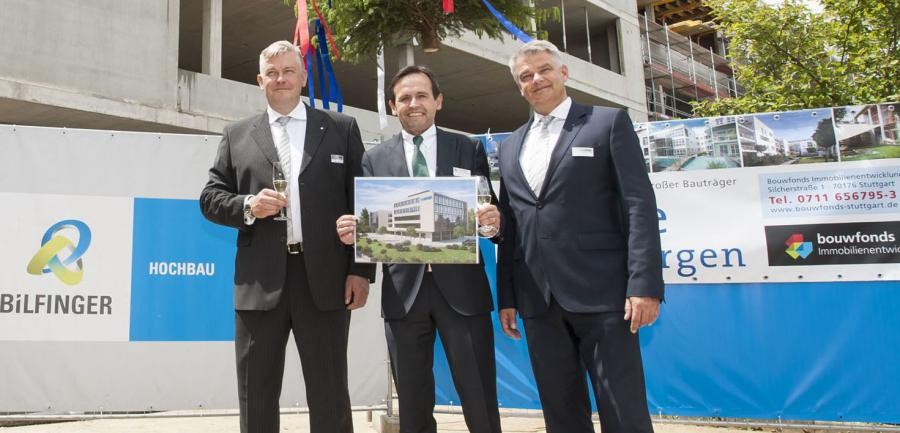 (v. l. n. r.): Pekka Kuusniemi, President Oras Group und CEO von HANSA, Antonius Kirsch, Bouwfonds Niederlassungsleiter in Stuttgart sowie CSO von HANSA Joachim Stücke begrüßen die Teilnehmer des Richtfests.