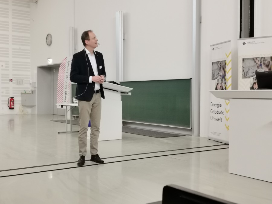 Prof. Dr. Carsten Bäcker vom Fachbereich Energie – Gebäude – Umwelt erläutert, ob und wie noch etwas geht bei der Energieeinsparung im Bereich Trinkwasser warm. Quelle: HUSS MEDIEN