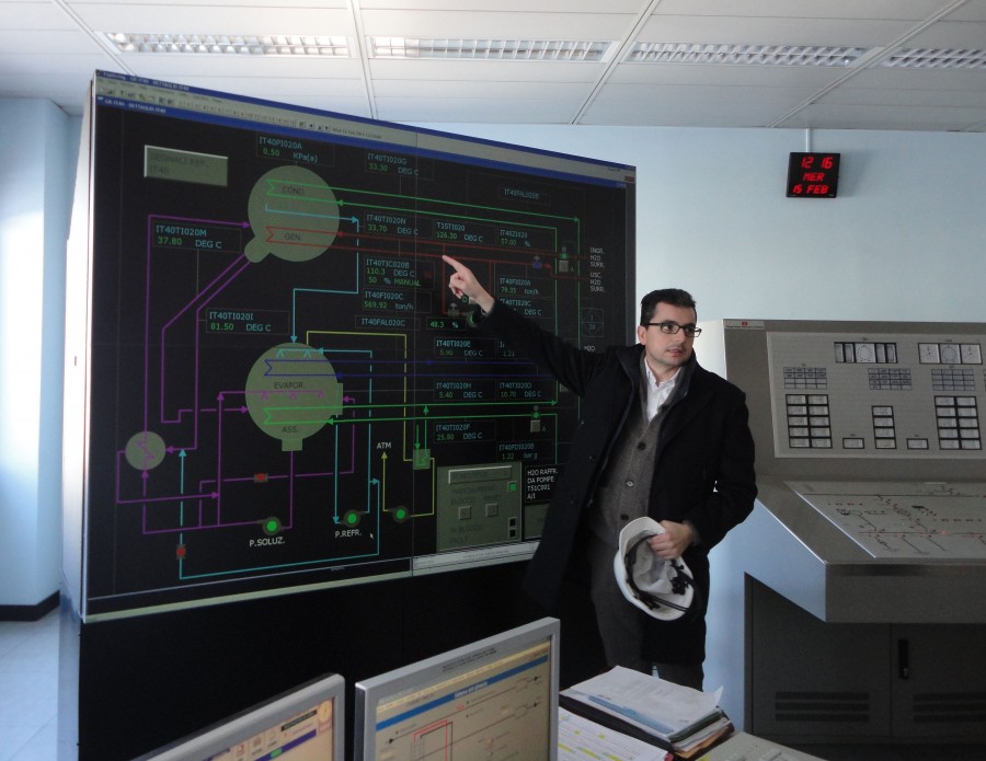 Ein Mitarbeiter des Flughafens Milano-Malpensa erläutert das komplexe Energiesystem der Flughafengebäude. Im Rahmen eines europäischen Forschungsprojekts entwickelt das Fraunhofer ISE mit acht Partnern eine Energie-Management-Software zur optimierten energetischen Betriebsführung solcher komplexer Gebäude.
©Fraunhofer ISE