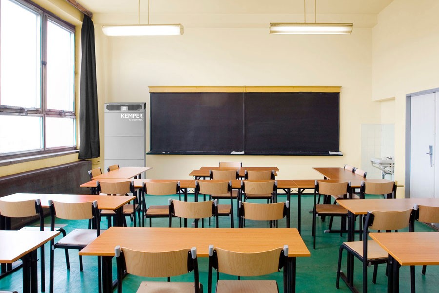 Mit dem mobilen Luftreiniger AirCO2NTROL umgehen Schulen das Stoßlüften in der kalten Jahreszeit, sie können dies bedenkenlos auf die Pausenzeiten verlegen und schützen Lehrer und Schüler auf effektive Weise. Quelle: Kemper