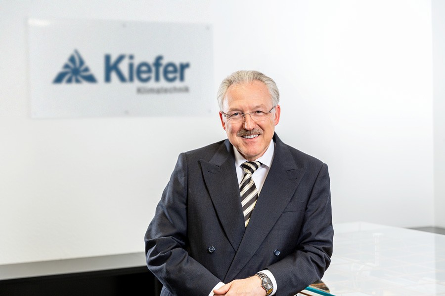 Zum 31.03.2023 hat die Kiefer Klimatechnik GmbH ihren langjährigen Geschäftsführer Dipl.-Ing. Clemens Kiefer in den Ruhestand verabschiedet. Quelle: Kiefer Klimatechnik