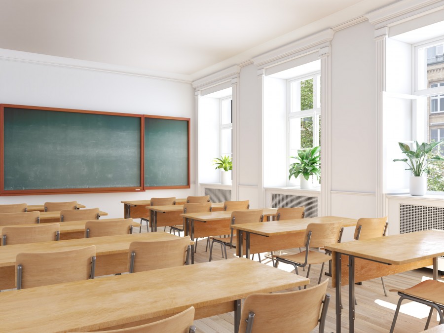 Die Luft in Klassenräumen muss auch deshalb regelmäßig ausgetauscht werden, weil die CO2-Konzentration schnell steigt und die damit die Konzentrationsfähigkeit der Lernenden sinkt. Bildquelle: stock.adobe.com/2mmedia