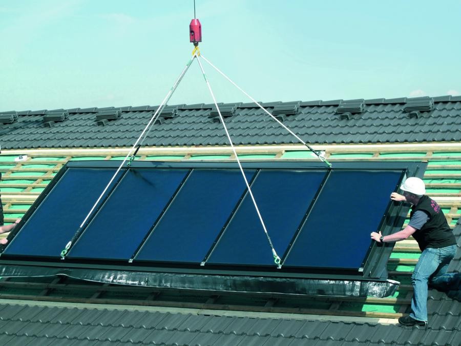 Durch den integrierten Eindeckrahmen lassen sich die Thermokollektoren so einfach und schnell eindecken wie Dachfenster. Quelle: Braas
