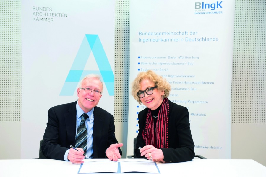 Dipl.-Ing. Barbara Ettinger-Brinckmann, Präsidentin der Bundesarchitektenkammer, und Dipl.-Ing. Hans-Ullrich Kammeyer, Präsident der Bundesingenieurkammer - Bildquelle: Uwe Steinert