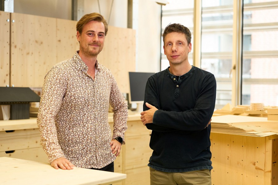Im Bild: Die Forscher Julian Spratte (l.) und Prof. Dr.-Ing. Eike Musall (In-LUST). Bild: Simon Fricke | Hochschule Düsseldorf