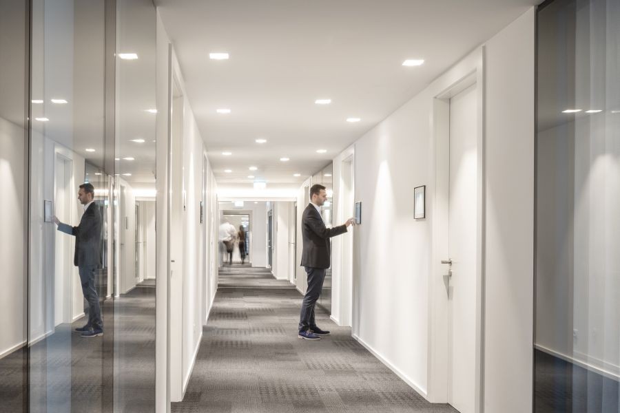 LuxMaster Hallway – spezieller Gangsensor für den Einsatz in Fluren und Gängen – Quelle: Steinel