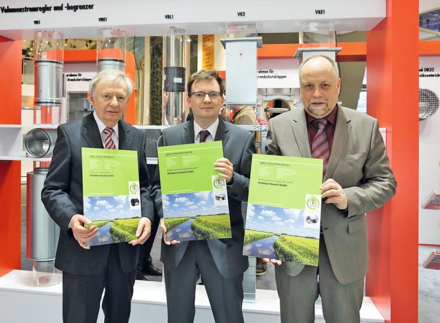 Von links: Dipl.-Ing. Werner Wildeboer, Dr.-Ing. Jürgen Wildeboer und Dr. Burkhard Lehmann, Geschäftsführer des Instituts Bauen und Umwelt e. V. (IBU), bei der Übergabe der Umwelt-Produktdeklarationen für die Volumenstromregler und -berenzer - Quelle: Wildeboer Bauteile GmbH