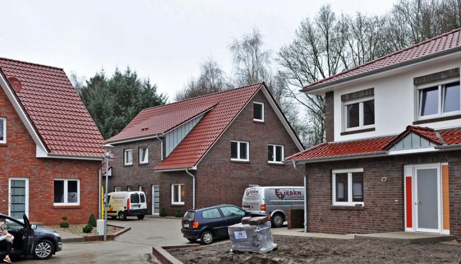 Wohnanlage Damme. Das BHKW im zentralen Heizungskeller des Nahwärmeverbunds machte als Ausgleichsmaßnahme einen übermäßigen Wärmeschutz der einzelnen Häuser überflüssig. Quelle: EC-Power