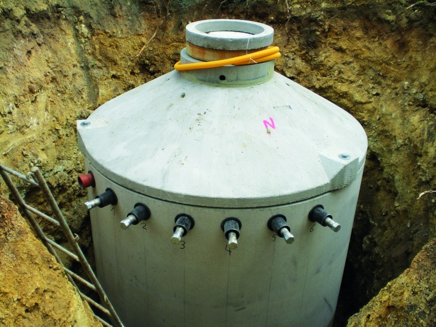Nach dem Einbau wird der Pufferspeicher ThermoSol über gedämmte Rohrleitungen in die Gebäudetechnik eingebunden. - Quelle: Mall GmbH