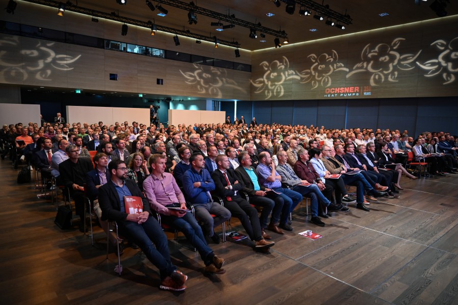 Zum Partnerkongress im Linzer Oberbank Forum begrüßte Ochsner rund 400 Gäste aus 15 Nationen. Quelle: Ochsner