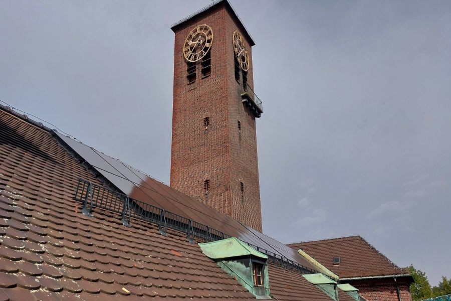 Mit der Photovoltaikanlage vermeidet die Auferstehungskirche klimaschädliche Treibhausgasemissionen und sie reduziert die hohen Energiekosten. Bild: Ina Röpcke