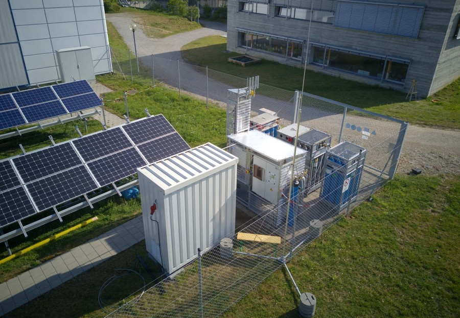 Für das Forschungsprojekt „ORBIT“ an der OTH Regensburg ist jetzt ein neuartiger Bioreaktor für einen Probetrieb aufgestellt worden [Foto: Michael Heberl, (c) OTH Regensburg]