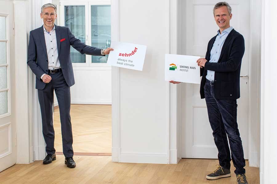 Gute Luft für gesündere Gebäude: Heiko Braun, Geschäftsführer Zehnder Deutschland, und Peter Bachmann, Geschäftsführer Sentinel Haus Institut, freuen sich auf ihre Zusammenarbeit. Quelle: SHI GmbH, Freiburg/ Britt Schilling
