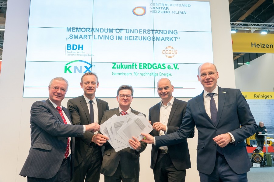 V.l.n.r.: Andreas Lücke, Hauptgeschäftsführer BDH, Heinz Lux, CEO KNX Association, Helmut Bramann, Hauptgeschäftsführer ZVSHK, Peter Kellendonk, Vorstandsvorsitzender EEBus und Dr. Timm Kehler, Vorstand Zukunft ERDGAS (Foto: ZVSHK)