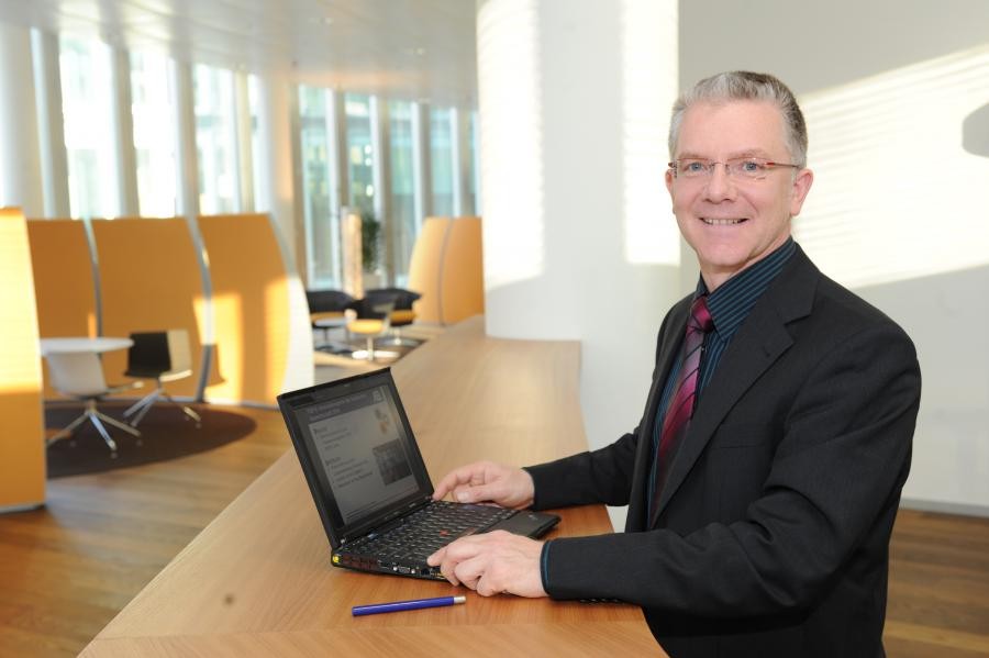 Prof. Dr.-Ing. Jochen Arthkamp entwickelt an der TFH Lösungen für Erdgas betriebene Kühl- und Heizsysteme.