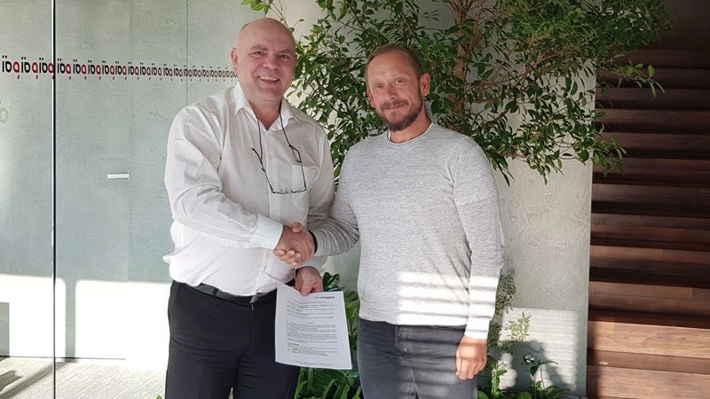 Jürgen Zastrow, Leiter Vertrieb RMB/ENERGIE GmbH (links) und Aleš Zázvorka, Geschäftsführer IBG Česko s.r.o. (rechts) freuen sich auf eine gute und erfolgreiche Zusammenarbeit. (Foto: RMB/ENERGIE GmbH, Saterland)
