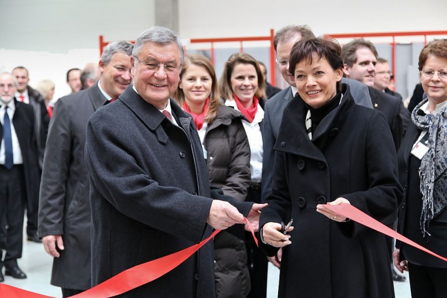 Einweihung Logistikzentrum und Fertigung Thermotank Quadroline: Die Hessische Staatsministerin für Umwelt, Energie, Landwirtschaft und Verbraucherschutz, Lucia Puttrich, eröffnete die Roth Thermotank Quadroline Fertigung.