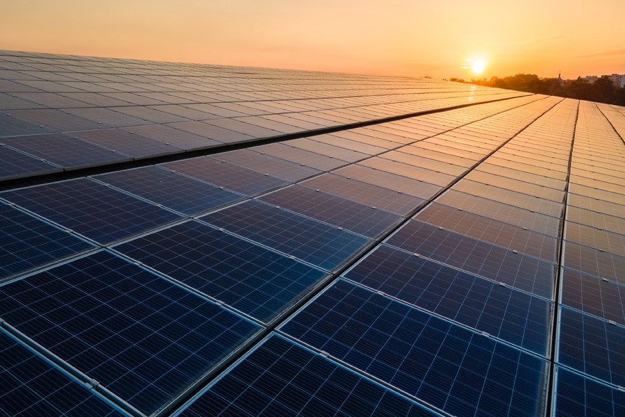 Jörg Linnig, Vorstandsmitglied beim Sonnenhaus-Institut, fordert mehr direkten Einsatz von Solarenergie, etwa in Hybridsystemen. Foto: stock.adbobe.com/bilanol