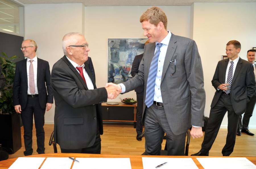 Stärken bündeln: Per Handschlag beschließen Aage Søndergaard Nielsen und Niels B. Christiansen (rechts) die Fusion ihrer Unternehmen Sondex und Danfoss. Foto: Danfoss