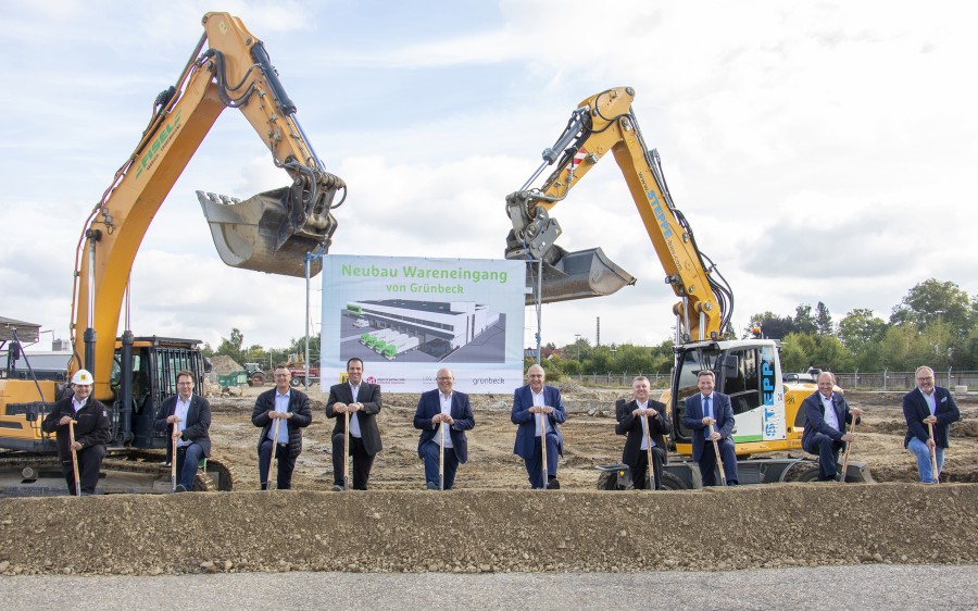 Beim Spatenstich dabei (v.l.): Gerd Wagner, GF Bauunternehmen Xaver Riebel; Wolfgang Dischinger, Bau-Ing. Grünbeck; Dieter Scheuerer, GF Planungsbüro i.CG; Markus Leib, Projektleiter Grünbeck; Gerrit Maneth, 1. Bürgermeister Stadt Höchstädt; Dr. Günter Stoll, GF Grünbeck; Jürgen Weißenburger, Aufsichtsratsvorsitzender Grünbeck; Leo Schrell, Landrat; Jürgen Leo, GF Planungsbüro i.CG; Hubert Kuhn, Mitinhaber Ingenieurbüro degen & partner mbb. Bild: Grünbeck Wasseraufbereitung GmbH