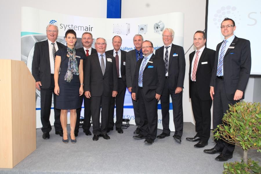 Mit Stolz konnte im Rahmen der Eröffnungsfeier die Führungsmannschaft von Systemair auf die innerhalb eines Jahres realisierte Erweiterung des Standorts um ein neues F+E-Zentrum sowie eine neue Halle für Lager und Produktion blicken. Bild: Systemair