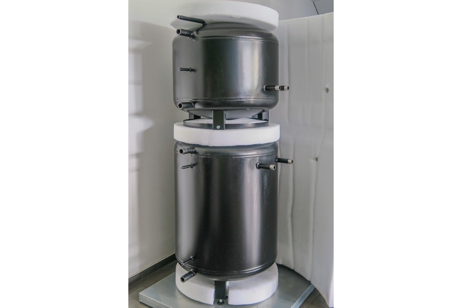 Zwei Speicher mit einer Dämmung: Das Puffersystem WPM-S von Thermic Energy steht vormontiert in zwei Leistungsgrößen zur Verfügung. Bild: Thermic Energy, Borna