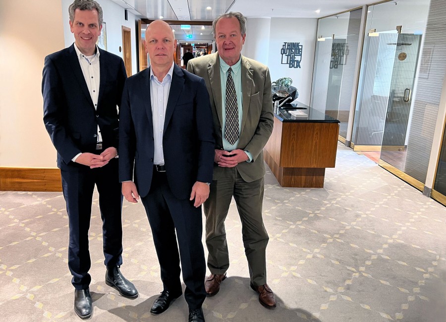 Thilo C. Pahl, Vorstandsvorsitzender Industrieforum Sanitär (links), Dirk Gellisch, Vorsitzender AGSI (Mitte), Wolfgang Burchard, Geschäftsführer AGSI (rechts)