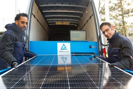 Das Mobile Solar Lab im Einsatz (TÜV Rheinland) Bild: TÜV Rheinland