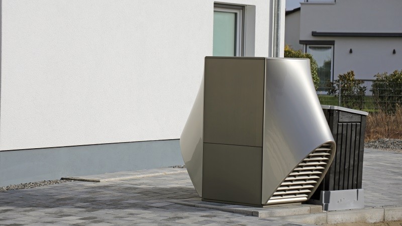 Luftwärmepumpe an einem Wohnhaus (Foto: U. J. Alexander/stock.adobe.com)