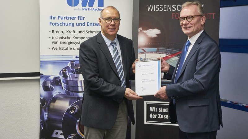 Übergabe der Mitgliedsurkunde der Zuse-Gemeinschaft an das Oel-Waerme-Institut: Dr. Wilfried Plum, Geschäftsführer OWI (links), Dr.-Ing. Friedrich-Wilhelm Bolle, Mitglied des Präsidiums der Zuse-Gemeinschaft. (Foto: Fabian Nawrath – FiW e. V.)