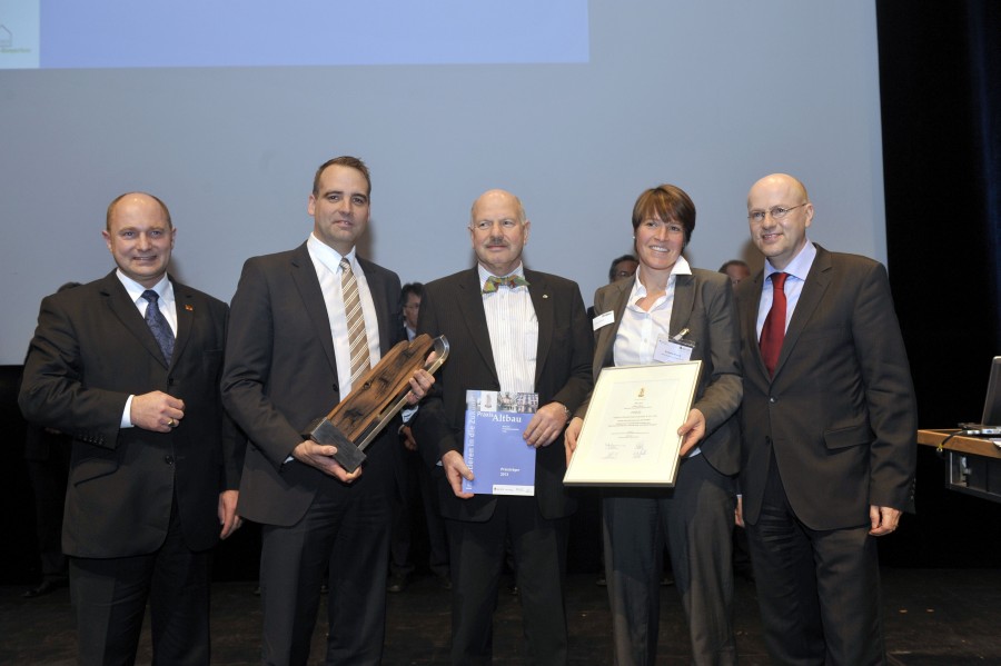 Dr. Jens Wichtermann (2. v. l.), Direktor Unternehmenskommunikation und Nachhaltigkeitsmanagement bei Vaillant, freut sich &uuml;ber die Auszeichnung der weltweit ersten Zeolith-Gas-W&auml;rmepumpe zeoTHERM.
Bildquelle: Bundesarbeitskreis Altbauerneuerung e. V.
