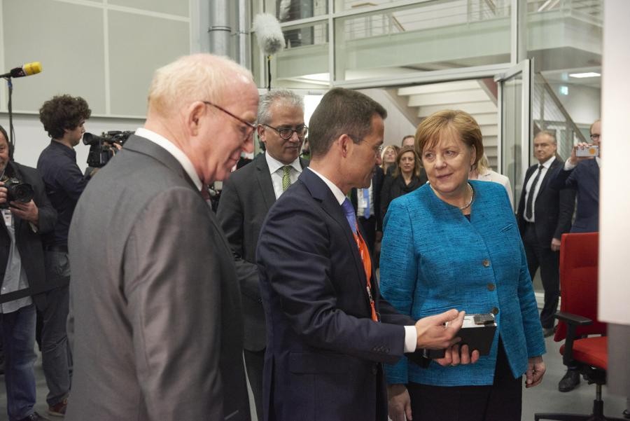 An der Eröffnung des neuen Forschungs- und Entwicklungszentrums von Viessmann nahm auch Bundeskanzlerin Angela Merkel teil. Quelle: Viessmann Werke