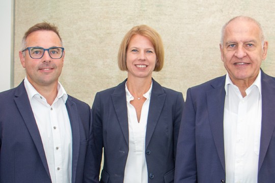 Der neue Vorstand bei der Grünbeck AG ab 1. Januar 2027: (von links) Harald Wiedenmann, Sandra Stricker und Vorstandsvorsitzender Dr. Günter Stoll. Foto: Grünbeck AG