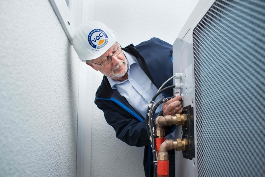 VQC-Sachverständiger Dipl.-Ing. Volker Böhm beim Check einer Heizungsanlage. Foto: vqc
