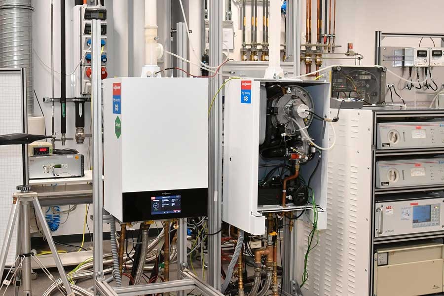 Um in Zukunft eine verlässliche, sichere, bezahlbare und klimaneutrale Wärmeversorgung zu ermöglichen, erprobt derzeit ein Team aus Ingenieuren und Technikern bei Viessmann “H2ready”-Brennwertgeräte für den Betrieb mit reinem Wasserstoff. Quelle: Viessmann