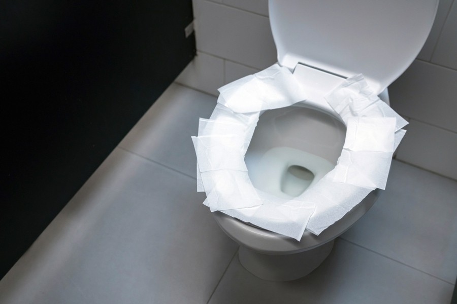 Für fast jeden Zweiten der Befragten ist es selbstverständlich, unhygienisch wirkende WC-Sitze mit Toilettenpapier auszulegen (Foto: cws-boco)