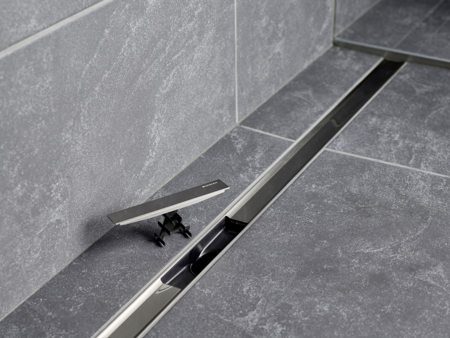 Die Geberit Duschrinne CleanLine verfügt über einen herausnehmbaren Kammeinsatz zur einfachen Reinigung. Quelle: Geberit